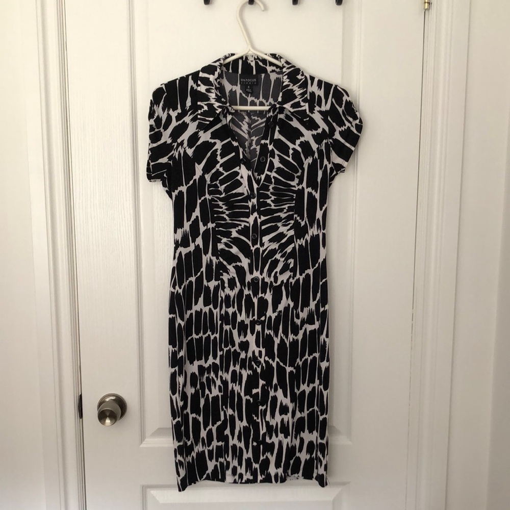 En focus studio dress in a stretching fabric